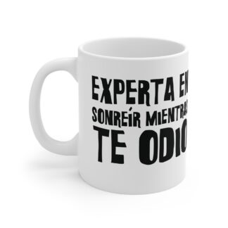 EXPERTA EN SONREÍR MIENTRAS TE ODIO taza de ceramica para enfermeras — Días de Mierda